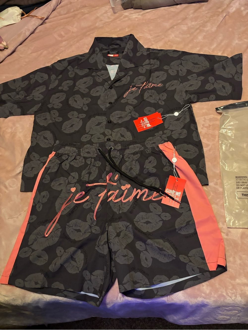 Gunzinii Je t'aime Black Lip-Print Short Sleeve Shirt